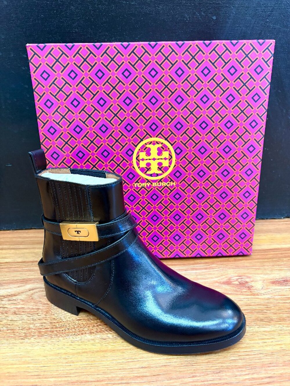 Tory Burch Black Leather T-Hardware Turn lock Chelsea Ankle Boots - Size 7